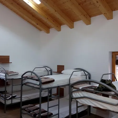Hostel De *
